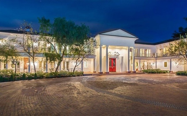 Dibangun pada era 1930, Maison du Soleil hadir dengan gaya desain klasik dan kontemporer yang mendominasi. Adalah Paul Williams, arsitek yang menangani rumah ini. Pada masanya, Paul dikenal sebagai arsitek langganan para artis Hollywood seperti Frank Sinatra, Lucille Ball dan Danny Thomas. (Foto: Dok. Variety)