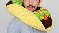 Ternyata hal ini sudah menjadi hobi di kampusnya. Lihat! kostum taco yang digunakan di lehernya itu tampak seperti nyata ya? Foto: instagram @chilliphilly