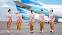 Desainer kenamaan Indonesia yang aktif melestarikan tradisi nusantara itu kembali membuat karya kebaya terbarunya untuk pramugari maskapai Garuda Indonesia (anneavantieheart/Instagram)