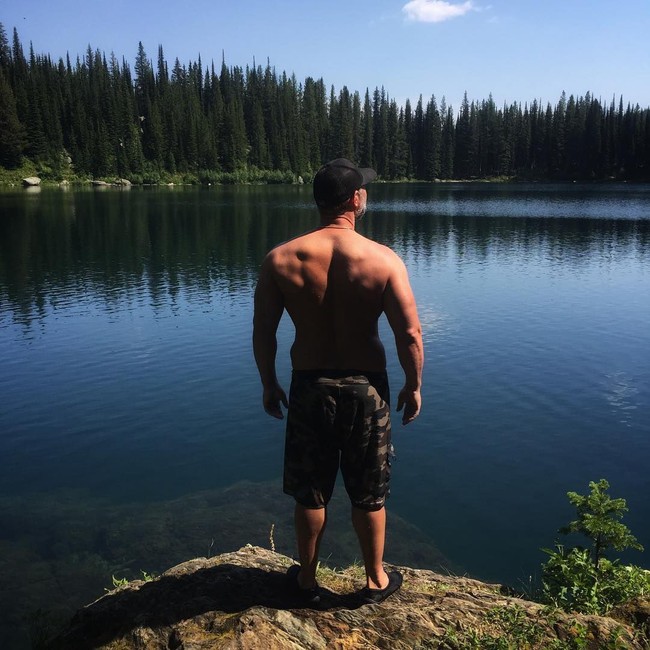 Setiap pagi Jeremiah akan hiking sebelum pergi ke gym pada sore harinya. Saat sore menjelang malam, dia latihan intens untuk membakar kalori lebih banyak. Foto: Instagram/@jeremiahpetersonmontana