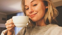 Secangkir kopi hangat jadi teman Madison untuk bersantai di rumah. Madison sendiri memang penggemar kopi. Foto: Instagram @madisoniseman