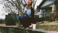 Nongkrong di depan rumah, Madison pilih beli kopi di kafe dan minumnya di pinggir jalan, sambil menikmati udara di sore hari. Foto: Instagram @madisoniseman