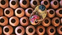 Potret seorang wanita tengah menghias kerajinan pot yang terbuat dari gerabah di Myanmar. Istimewa/Dok. Boredpanda/Agora Photo/@kokosat.