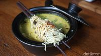 Kajoemanis Nusantara: Sedap Mantap! Mie Gentong Cirebonan dan Sate Plecing Lombok