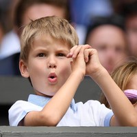 Mereka setia menonton ayahnya beraksi sepanjang pertandingan. Momen tersebut sempat tertangkap kamera. Terlihat salah satu putra Roger begitu antusias melihat penampilan ayahnya di ajang Grand Slam tenis tertua di dunia. (Foto: Matthias Hangst/Getty Images)