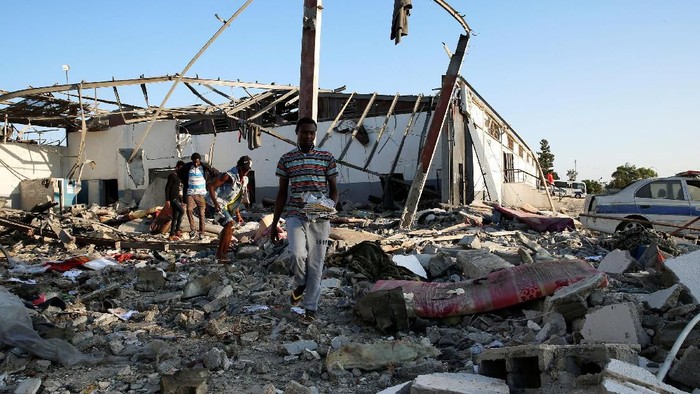 Serangan udara menyasar pusat detensi migran di Libya. Kejadian itu membuat 70 orang terluka dan sekitar 40 imigran tewas.