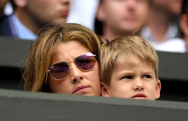 Petenis Swiss Roger Federer memboyong serta istri dan semua anaknya ke Wimbledon 2019, Selasa (2/7/2019). Mereka ikut menyaksikan pertandingan Roger melawan Llyod Harris dari Afrika Selatan pada babak pertama Wimbledon yang digelar di Centre Court. (Foto: Matthias Hangst/Getty Images)