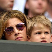 Petenis Swiss Roger Federer memboyong serta istri dan semua anaknya ke Wimbledon 2019, Selasa (2/7/2019). Mereka ikut menyaksikan pertandingan Roger melawan Llyod Harris dari Afrika Selatan pada babak pertama Wimbledon yang digelar di Centre Court. (Foto: Matthias Hangst/Getty Images)