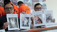 Polisi menujukkan foto barang bukti yang diamankan dari para pelaku.