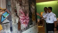 Anies melihat foto-foto yang dipamerkan.