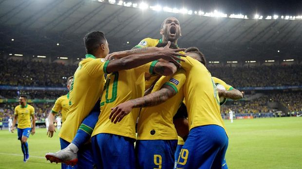 Gabriel Jesus mencetak gol pertama Brasil di laga lawan Argentina.