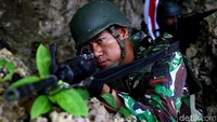Butuh perjuangan dan nyali mengakses patok tapal batas yang berada di kawasan PLBN Skouw. Muhammad Ridho/detikcom.