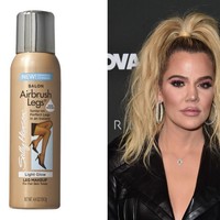 Sebelum merilis foundation badannya sendiri dari KKW Beauty, Kim Kardashian dan adiknya Khloe Kardashian telah menggunakan produk serupa dari brand Sally Hansen. Produk dengan nama Airbrush Legs itu didesain untuk menutupi noda dan bekas luka di kaki. Harga produk tersebut sekitar Rp 100 ribuan.  Foto: ist, Getty Images