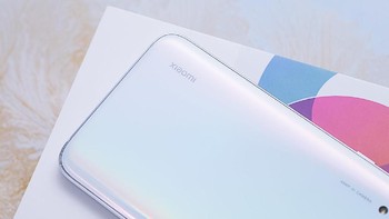 Masih di bagian belakang ada tulisan Xiaomi yang bisa menyala begitu ada notifikasi atau memainkan musik. Foto: Weibo
