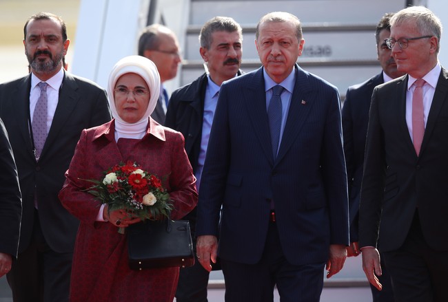 Kondisi rakyat yang hidup susah karena krisis pada 2019 kemarin dianggap sungguh kontras dengan penampilan ibu negara Turki. Tas Hermes yang dibawa Emine Erdogan di foto ini merupakan seri Kelly berbahan kulit buaya yang mengkilap dan harganya diperkirakan mencapai US$ 50 ribu atau sekitar Rp 700 jutaan. Foto: Sean Gallup/Getty Images