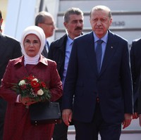 Kondisi rakyat yang hidup susah karena krisis pada 2019 kemarin dianggap sungguh kontras dengan penampilan ibu negara Turki. Tas Hermes yang dibawa Emine Erdogan di foto ini merupakan seri Kelly berbahan kulit buaya yang mengkilap dan harganya diperkirakan mencapai US$ 50 ribu atau sekitar Rp 700 jutaan. Foto: Sean Gallup/Getty Images