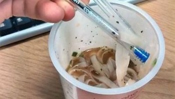 Tak ada akar rotan pun jadi. Tiada sumpit, pulpen pun bisa! (Foto: Via 9gag)