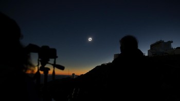 Bentangan jalur totalitas GMT tahun ini mencapai sekitar 6.800 mil atau setara 10.943 kilometer. Sebagian besar jalur totalitas itu diketahui ada di lautan lepas (Foto: Reuters)