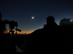 Ramai-ramai Nonton Bareng Gerhana Matahari