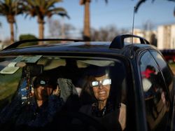 Ramai-ramai Nonton Bareng Gerhana Matahari