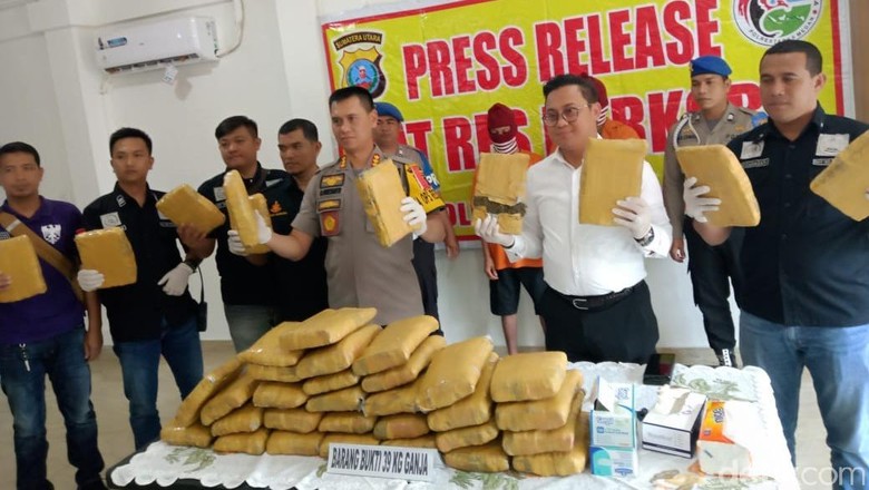 2 Kurir Ganja Asal Aceh Diringkus di Medan 2 Kurir Ganja Asal Aceh Diringkus di Medan