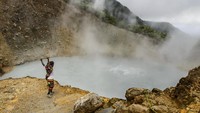 Boiling Lake memiliki panjang 61 meter dengan lebar 76 meter, kedalamannya pun mencapai 60 meter. (iStock)