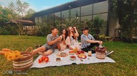 Begini keseruan Shafa Harris dikala hang out plus makan enak bareng teman-temannya. Momen piknik ini memperlihatkan betapa sukanya ia dengan dessert manis. Foto: Instagram shafaharris