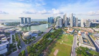 Singapura menduduki peringkat keempat karena keunggulan wisata kulinernya. Ada pedagang kaki lima berbintang Michelin yang siap menjamu Anda dengan harga SGD 2 untuk sepotong ayamnya (iStock)