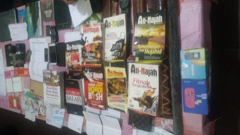 Sebuah Kardus Dibawa dari Rumah Terduga Teroris di Magetan, Apa Isinya? Sebuah Kardus Dibawa dari Rumah Terduga Teroris di Magetan, Apa Isinya?