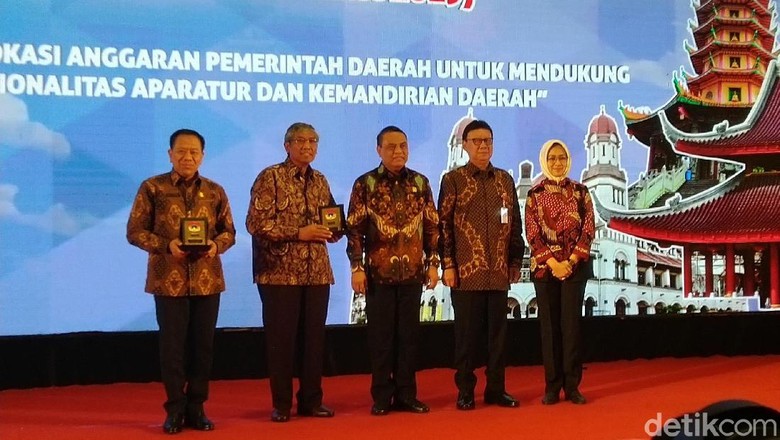 Mendagri Akan Sekolahkan 10 Wali Kota ke Luar Negeri Mendagri Akan Sekolahkan 10 Wali Kota ke Luar Negeri
