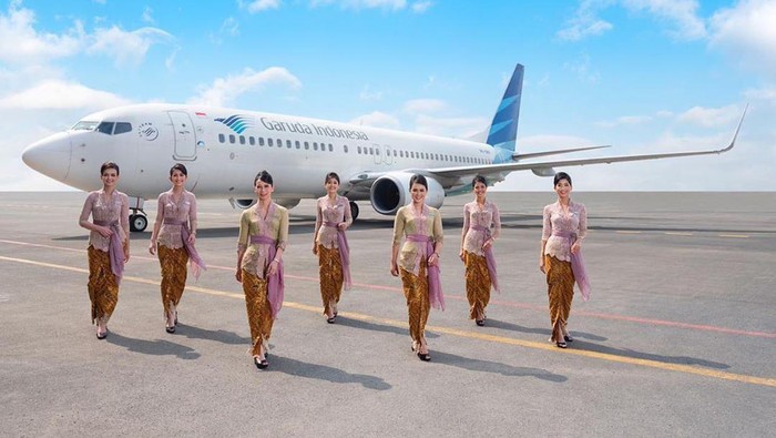Pramugari Garuda Indonesia dalam balutan kebaya Anne Avantie.