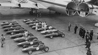 Sejumlah mobil balap Formula 1 terparkir di sebuah bandara di Kota London untuk diangkut menggunakan pesawat kargo menuju ke Amerika pada tahun 1963. Stan Meagher/Daily Express/Hulton Archive/Getty Images.