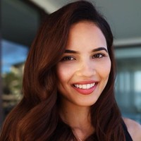 Seharusnya ada lebih banyak orang kulit berwarna di media, bisnis, politik, kamu bisa sebutkan. Aku pikir aku beberapa waktu ini membaca bahwa satu dari empat orang lahir di luar negeri dan itu adalah angka yang besar. Dan kamu tidak butuh itu di media di politik, benar-benar tidak di politik, kebalikannya, dan aku ingin itu berubah, ungkapnya. Foto: Instagram @priyaserrao