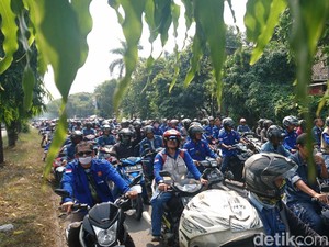 Gelar Demo, Buruh Blokir Jalan Kawasan Industri Krakatau Steel