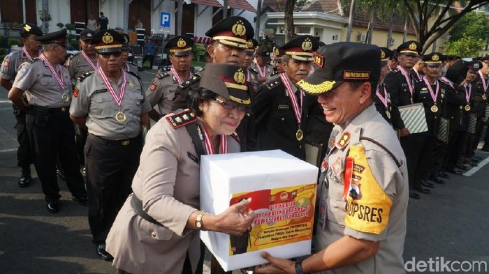 Saat 40 Anggota Purnabakti Polrestabes Surabaya Dilepas dengan Hormat