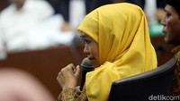 Khofifah memberikan kesaksian di hadapan hakim dalam sidang kasus suap jual beli jabatan di Kemenag yang menyeret nama Haris Hasanuddin dan Muhammad Muafaq Wirahadi.