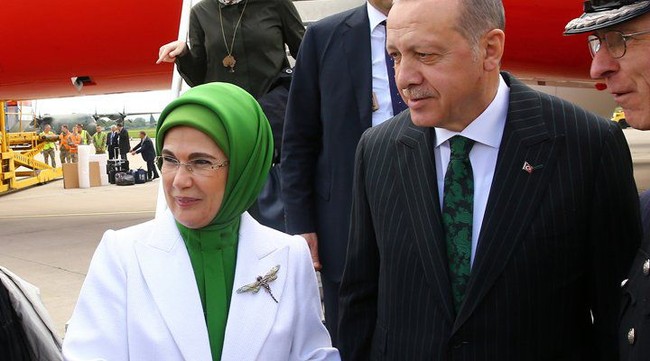 Selain tas Hermes, Emine Erdogan juga mengoleksi sejumlah bros mahal. Salah satunya bros berbentuk capung yang dipakainya ini. Seorang desainer Turki bernama Barbaros Sansal, seperti dikutip Cumhuriyet, mengatakan harga bos sang ibu negara mencapai US$ 15 ribu. Foto: Twitter