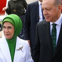 Selain tas Hermes, Emine Erdogan juga mengoleksi sejumlah bros mahal. Salah satunya bros berbentuk capung yang dipakainya ini. Seorang desainer Turki bernama Barbaros Sansal, seperti dikutip Cumhuriyet, mengatakan harga bos sang ibu negara mencapai US$ 15 ribu. Foto: Twitter
