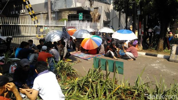 Pencari Suaka di Kalideres Pindah ke Trotoar Kebon Sirih Jakpus