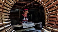 Melihat aktivitas seorang perajin sedang membuat kerajinan di salah satu sudut rumahnya. Istimewa/Dok. Boredpanda/Agora Photo/@jellyisnotagaragar.