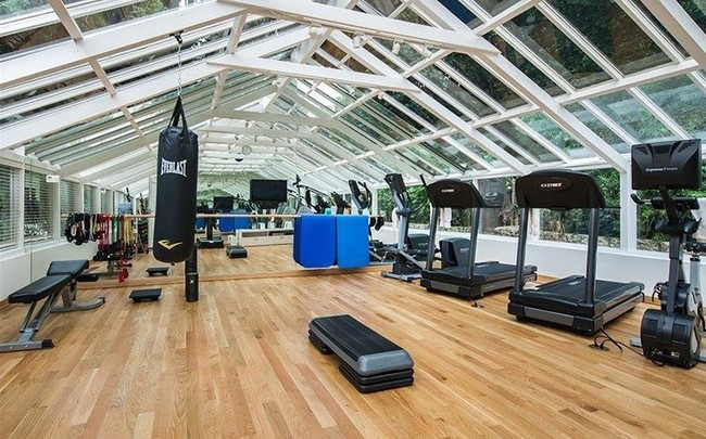 Fasilitas olahraga cukup lengkap di Maison du Soleil. Ada gym, sebuah lapangan tenis dan kolam renang. Tidak ketinggalan sauna, steam shower dan spa. (Foto: Dok. Variety)