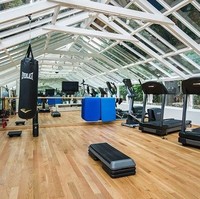 Fasilitas olahraga cukup lengkap di Maison du Soleil. Ada gym, sebuah lapangan tenis dan kolam renang. Tidak ketinggalan sauna, steam shower dan spa. (Foto: Dok. Variety)