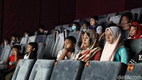 Sejumlah pengunjung antusias menonton film di Bioskop Rakyat yang berada di Pasar Teluk Gong, Penjaringan, Jakarta Utara.