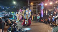 Defile yang berjalan memiliki tema berbeda. Pertama kostum bertema wayang mulai menyusuri Jalan Pemuda pada pukul 19.43 WIB, disusul defile bertema Sumatera dan lainnya (Angling Adhitya Purbaya/detikcom)