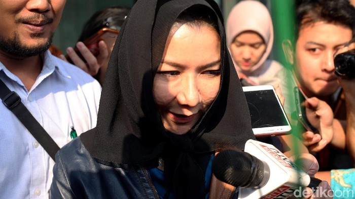 Mantan Bupati Kutai Kartanegara Rita Widyasari diperiksa KPK terkait kasus TPPU. Usai diperiksa, Rita terlihat sangat modis lewat pakaian yang dikenakannya.
