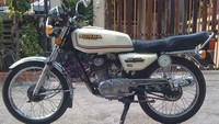 Setelah Honda berhasil mengeluarkan beberapa produknya, pada tahun 1979 Honda memperkenalkan Honda GL100. Mesin sama seperti Honda CB100 tetapi ketika dinyalakan mesin tersebut terdengar halus. Istimewa/Pintrest.