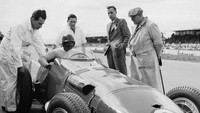 Seorang pebalap sedang mencoba mengendarai mobil McLaren M5A. Mobil balap ini memulai debutnya pertama kali di GP Kanada yang digelar pada tahun 1967. Harry Kerr/BIPs/Getty Images.