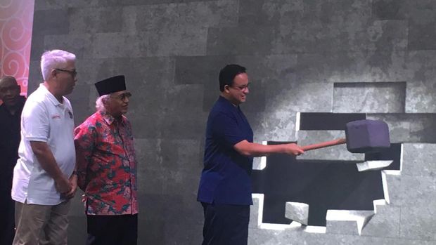 Anies melakukan ground breaking secara simbolis.