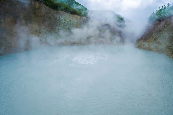 Boiling Lake terletak di kawasan Taman Nasional Morne Trois Pitons, 40 km dari ibukota Roseau, dimana sebenarnya ini merupakan danau vulkanik. Boiling Lake terbentuk dari hasil letusan gunung api zaman dahulu, yang disinyalir aliran magma yang kuat di dasar tanah. (iStock) Boiling Lake terletak di kawasan Taman Nasional Morne Trois Pitons, 40 km dari ibukota Roseau, dimana sebenarnya ini merupakan danau vulkanik. Boiling Lake terbentuk dari hasil letusan gunung api zaman dahulu, yang disinyalir aliran magma yang kuat di dasar tanah. (iStock)
