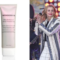 Penyanyi Faith Hill menerapkan foundation badan dari Wonderskin saat tampil memamerkan kaki jenjang. Foundation dari Wonderskin tersebut menawarkan coverage yang tinggi tanpa menodai busana yang digunakan. Wonderskin Skin Perfected Body Foundation seharga Rp 400 ribuan.  Foto: ist, Getty Images